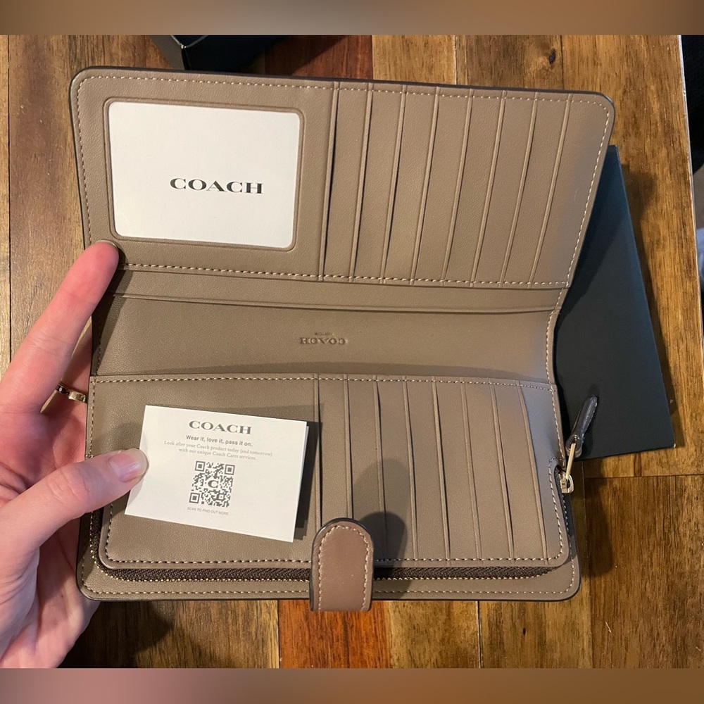 COACH leather wallet - Picture 3 of 9